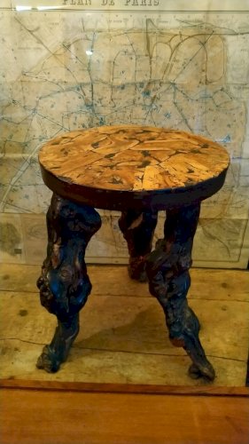 Tabouret brutaliste tripode en cep de vignes