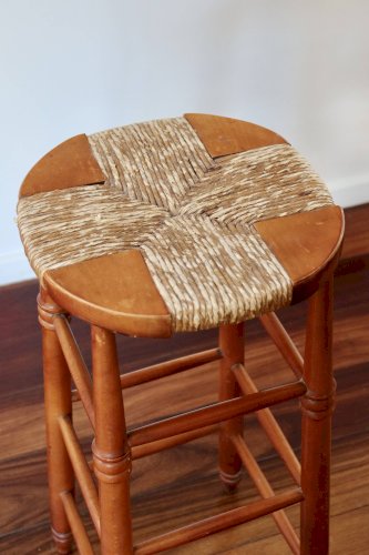 Tabouret de bar ancien en bois et assise paillée