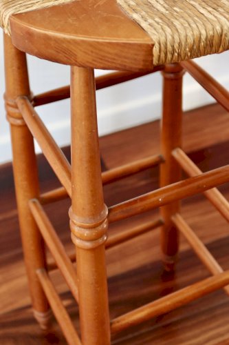 Tabouret de bar ancien en bois et assise paillée