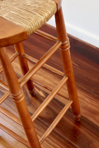 Tabouret de bar ancien en bois et assise paillée