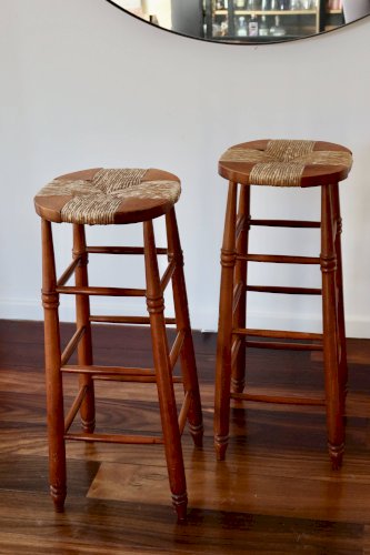 Tabouret de bar ancien en bois et assise paillée