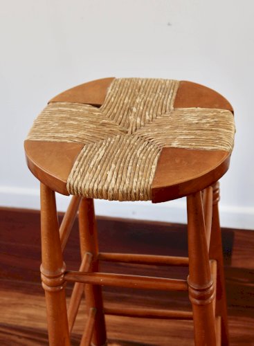 Tabouret de bar ancien en bois et assise paillée