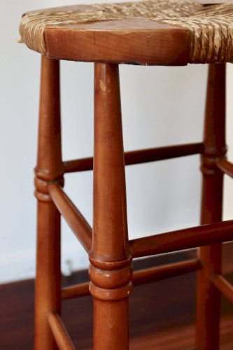 Tabouret de bar ancien en bois et assise paillée