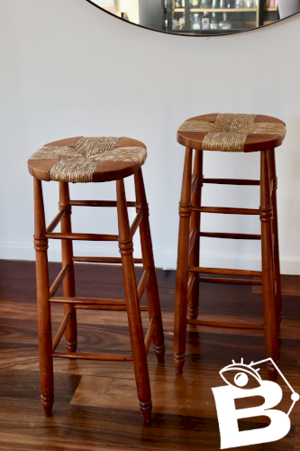 Tabouret de bar ancien en bois et assise paillée
