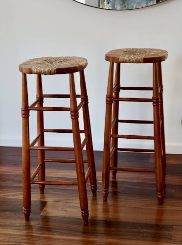 Tabouret de bar ancien en bois et assise paillée