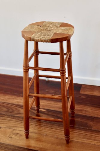 Tabouret de bar ancien en bois et assise paillée