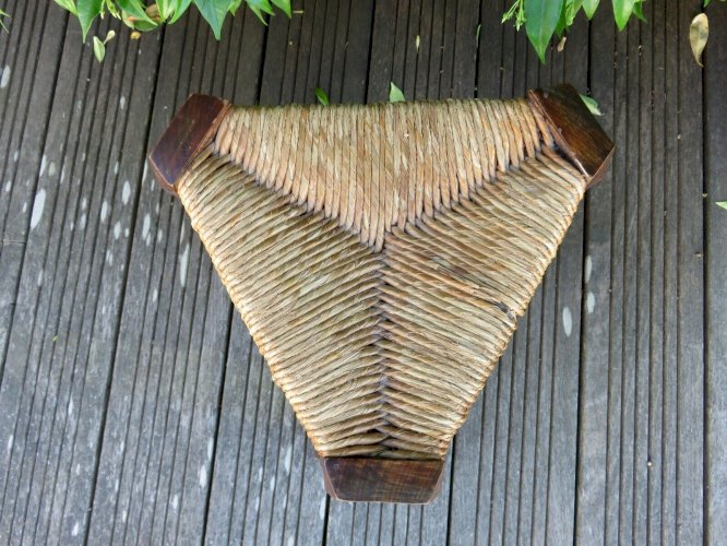 TABOURET DE FERME TRIANGULAIRE TRIPODE BOIS ET PAILLE ANNEES 50 60 VINTAGE
