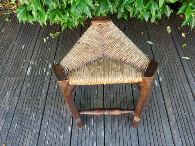 TABOURET DE FERME TRIANGULAIRE TRIPODE BOIS ET PAILLE ANNEES 50 60 VINTAGE