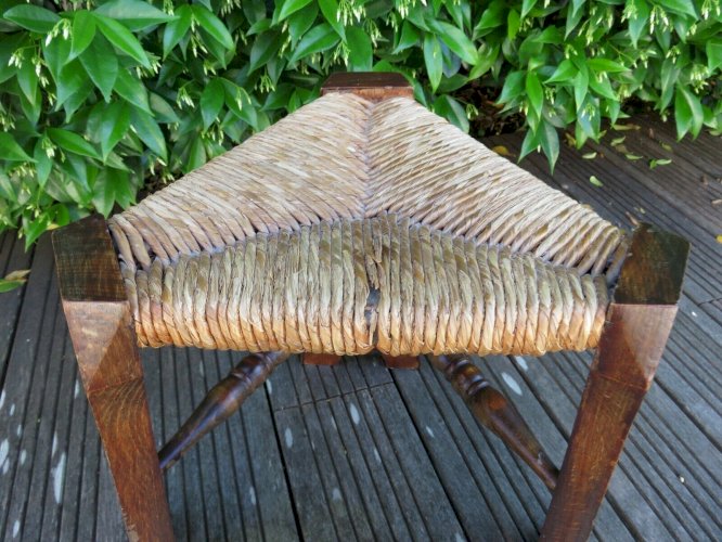 TABOURET DE FERME TRIANGULAIRE TRIPODE BOIS ET PAILLE ANNEES 50 60 VINTAGE