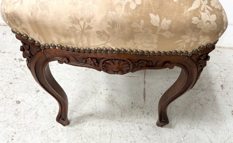 Tabouret de style Louis XV en noyer massif XX siècle