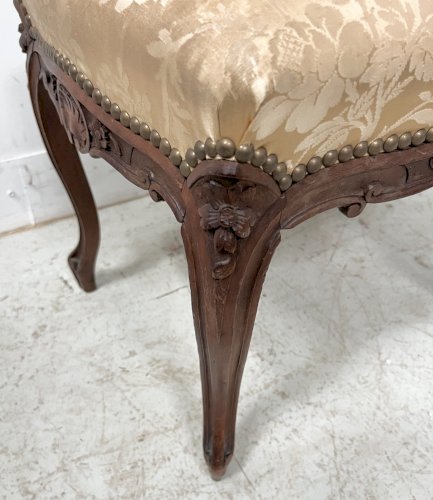 Tabouret de style Louis XV en noyer massif XX siècle
