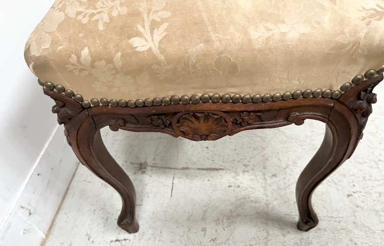 Tabouret de style Louis XV en noyer massif XX siècle