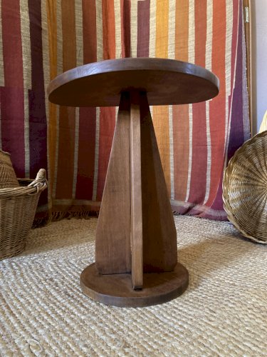 Tabouret en bois avec assise convexe