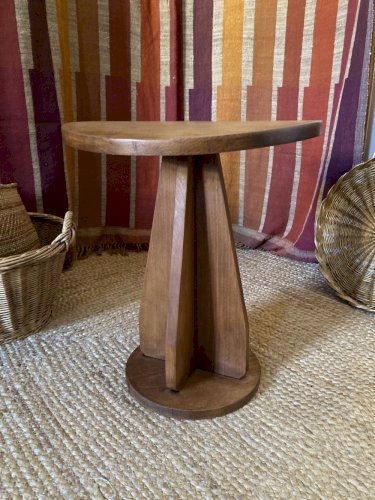 Tabouret en bois avec assise convexe