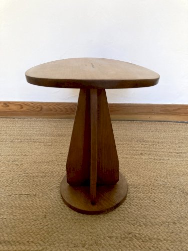 Tabouret en bois avec assise convexe