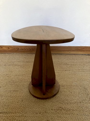 Tabouret en bois avec assise convexe