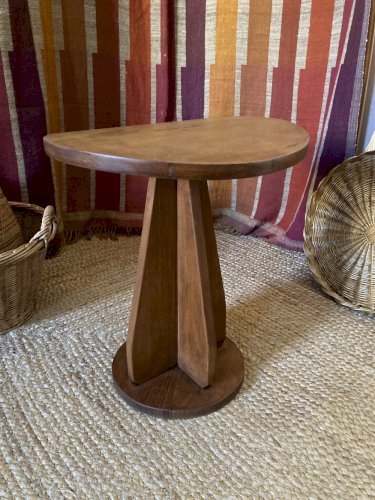 Tabouret en bois avec assise convexe