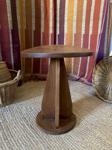 Tabouret en bois avec assise convexe