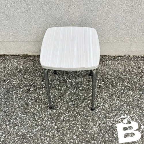 Tabouret en formica blanc