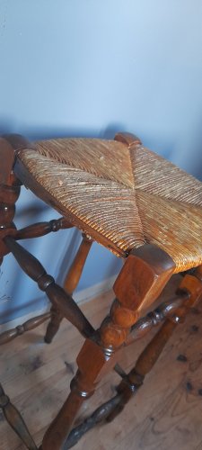 tabouret haut, bois tourné massif et assise paillée, rustique/campagnard - vers 1930