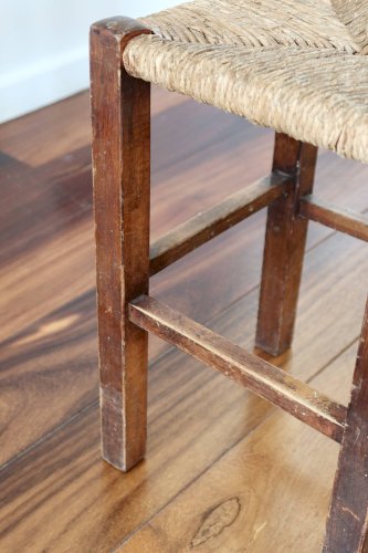 Tabouret rustique ancien en bois et paille