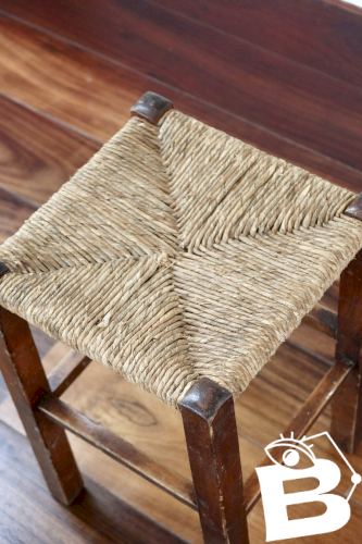 Tabouret rustique ancien en bois et paille