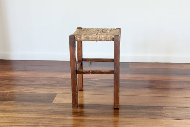 Tabouret rustique ancien en bois et paille
