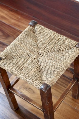 Tabouret rustique ancien en bois et paille