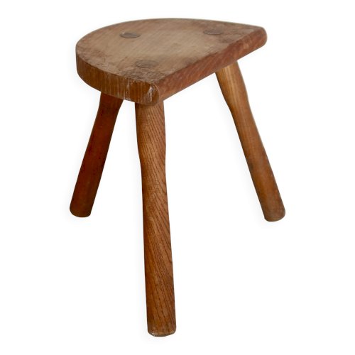 Tabouret tripode ancien en bois – assise demi-lune rustique