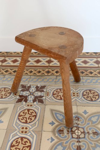 Tabouret tripode ancien en bois – assise demi-lune rustique