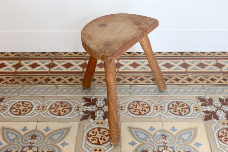 Tabouret tripode ancien en bois – assise demi-lune rustique
