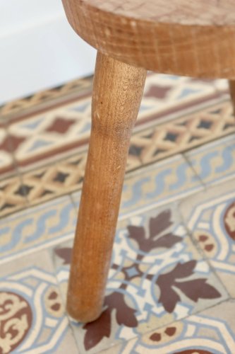 Tabouret tripode ancien en bois – assise demi-lune rustique