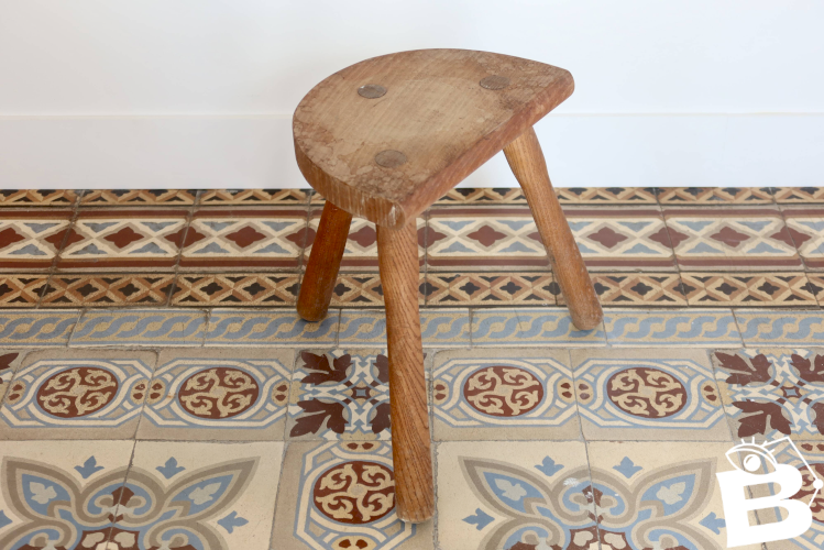 Tabouret tripode ancien en bois – assise demi-lune rustique