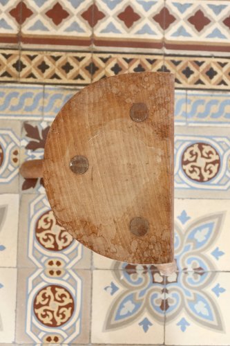 Tabouret tripode ancien en bois – assise demi-lune rustique
