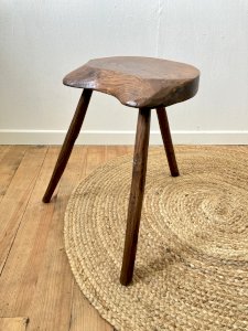 Tabouret tripode ancien en bois massif, fabrication artisanale