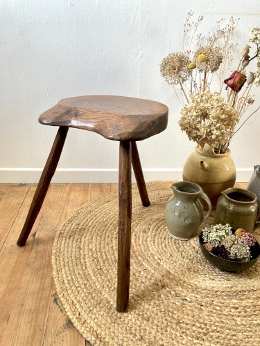 Tabouret tripode ancien en bois massif, fabrication artisanale