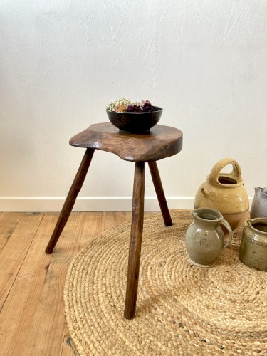 Tabouret tripode ancien en bois massif, fabrication artisanale