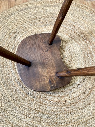 Tabouret tripode ancien en bois massif, fabrication artisanale