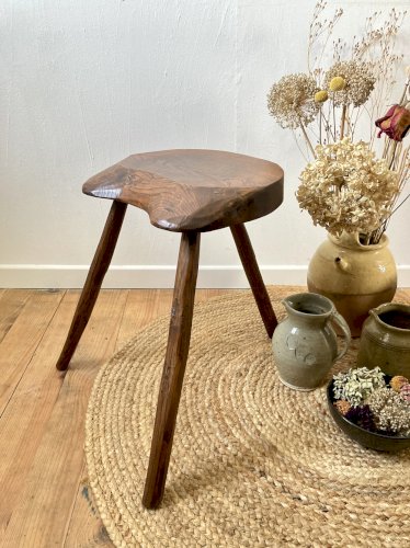 Tabouret tripode ancien en bois massif, fabrication artisanale