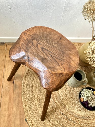 Tabouret tripode ancien en bois massif, fabrication artisanale