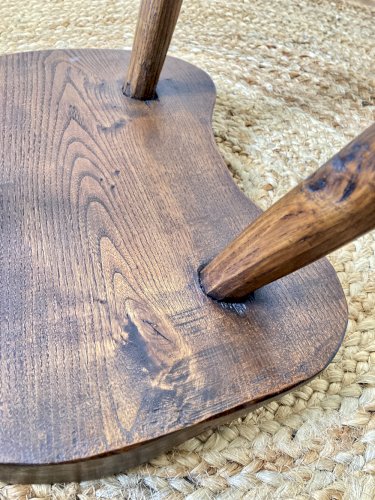 Tabouret tripode ancien en bois massif, fabrication artisanale