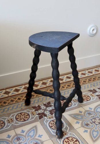 Tabouret tripode ancien en bois tourné peint noir – Assise demi-lune