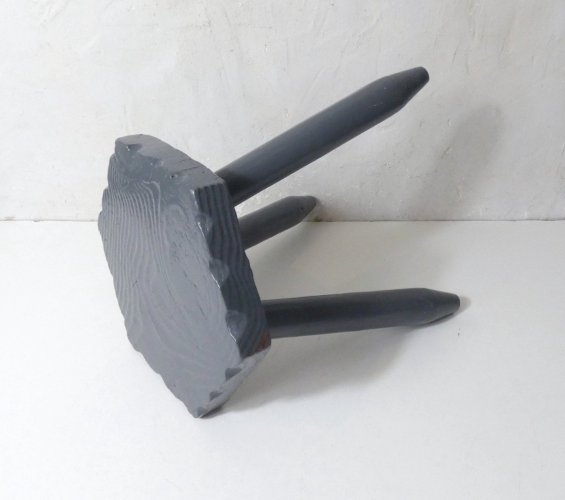 tabouret tripode en chêne massif peint en gris vintage