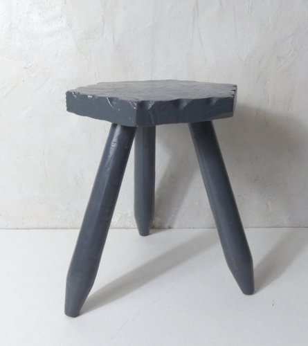 tabouret tripode en chêne massif peint en gris vintage