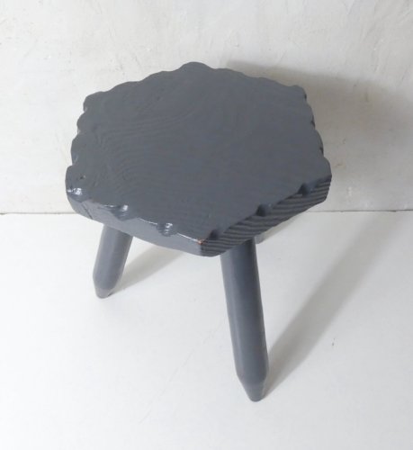 tabouret tripode en chêne massif peint en gris vintage