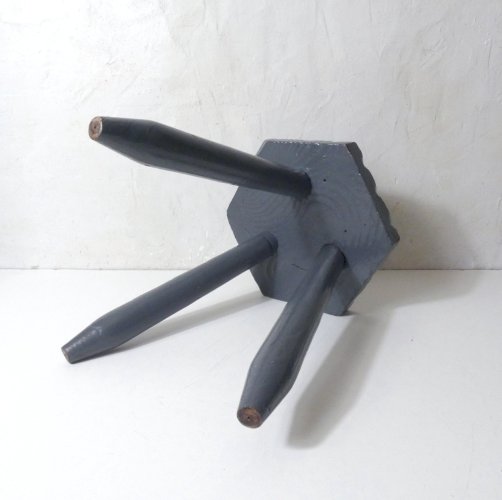 tabouret tripode en chêne massif peint en gris vintage