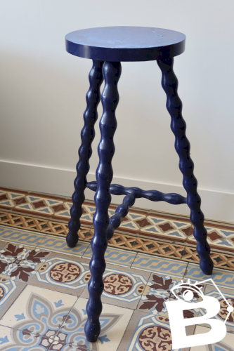 Tabouret tripode vintage en bois tourné peint en bleu