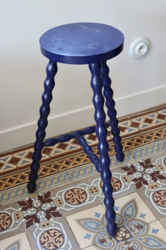 Tabouret tripode vintage en bois tourné peint en bleu