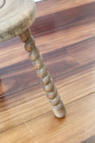 Tabouret tripode vintage en bois tourné rustique