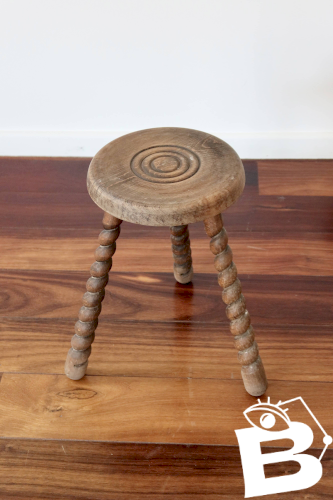 Tabouret tripode vintage en bois tourné rustique